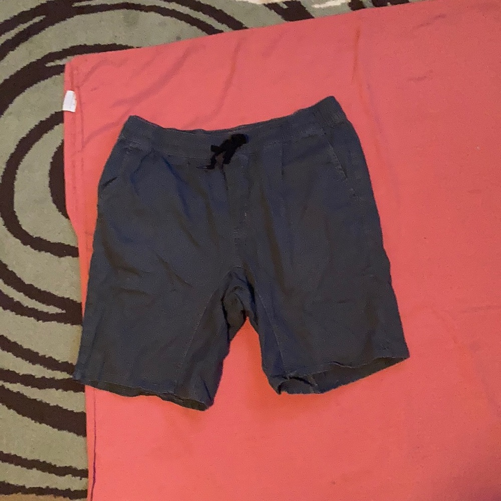grey shorts